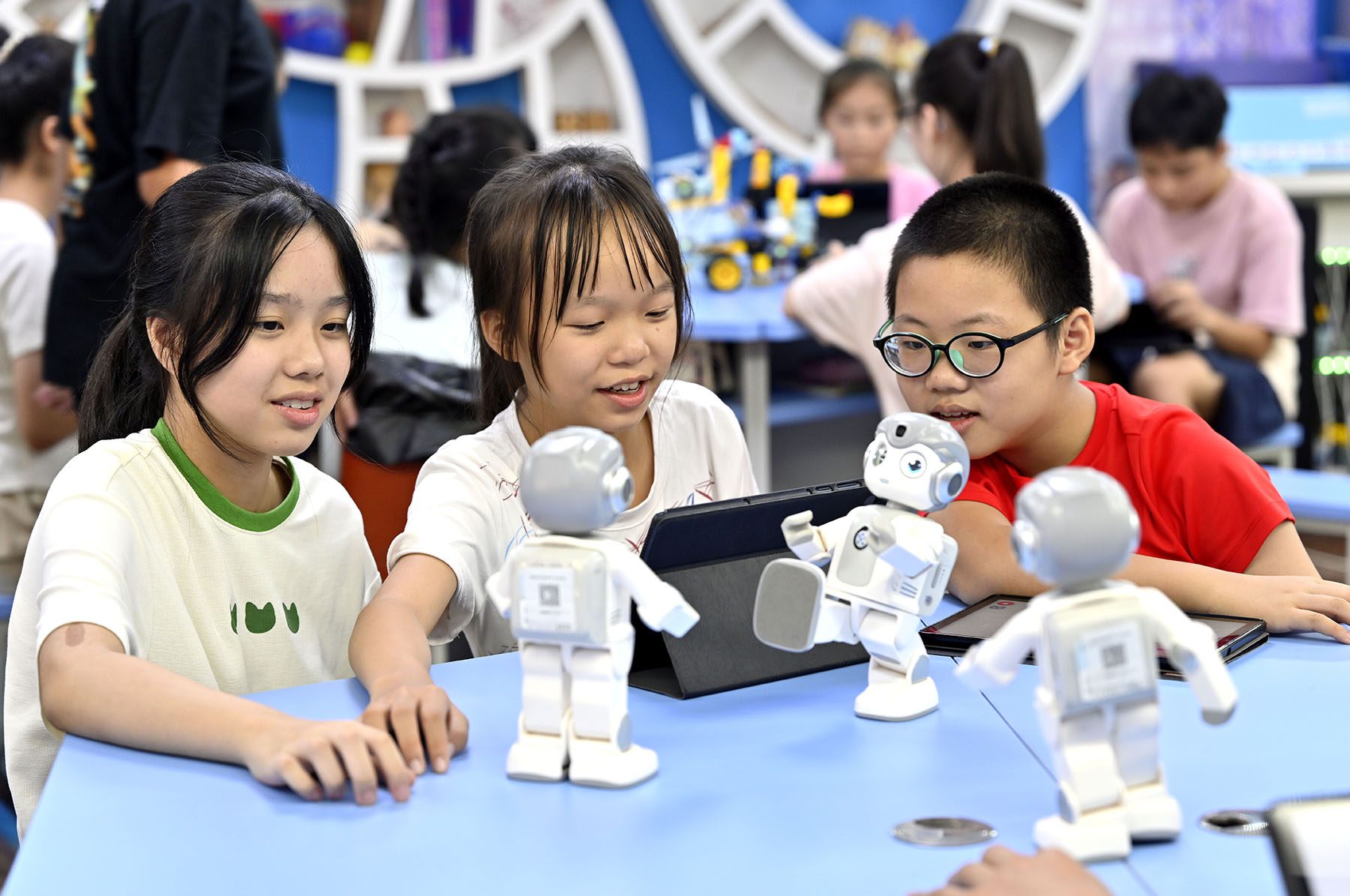 China’s Hangzhou Makes AI Classes Compulsory in Schools Amid Nationwide Push